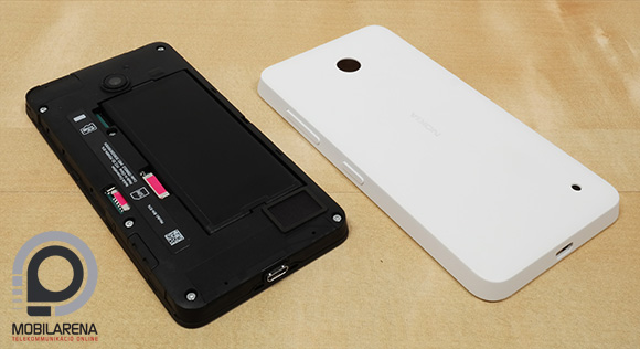A Nokia Lumia 635 beleje és hátlapja