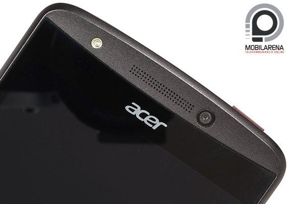 Az Acer Liquid E700 hátlapja matt felületű és kissé csúszós